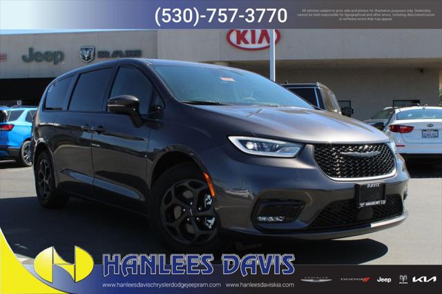 2023 Chrysler Pacifica Hybrid Touring L's photo