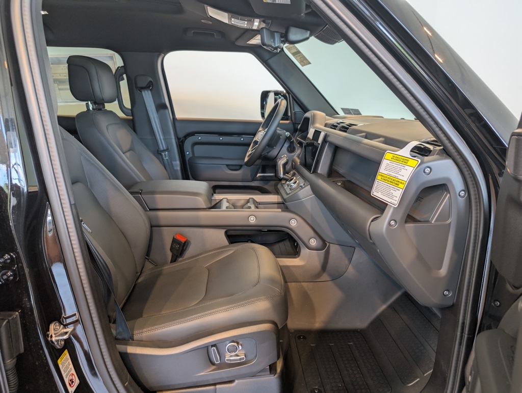 2025 Land Rover Defender 130 X-Dynamic SE photo 29