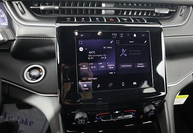 2025 Jeep Grand Cherokee Laredo Altitude photo 12