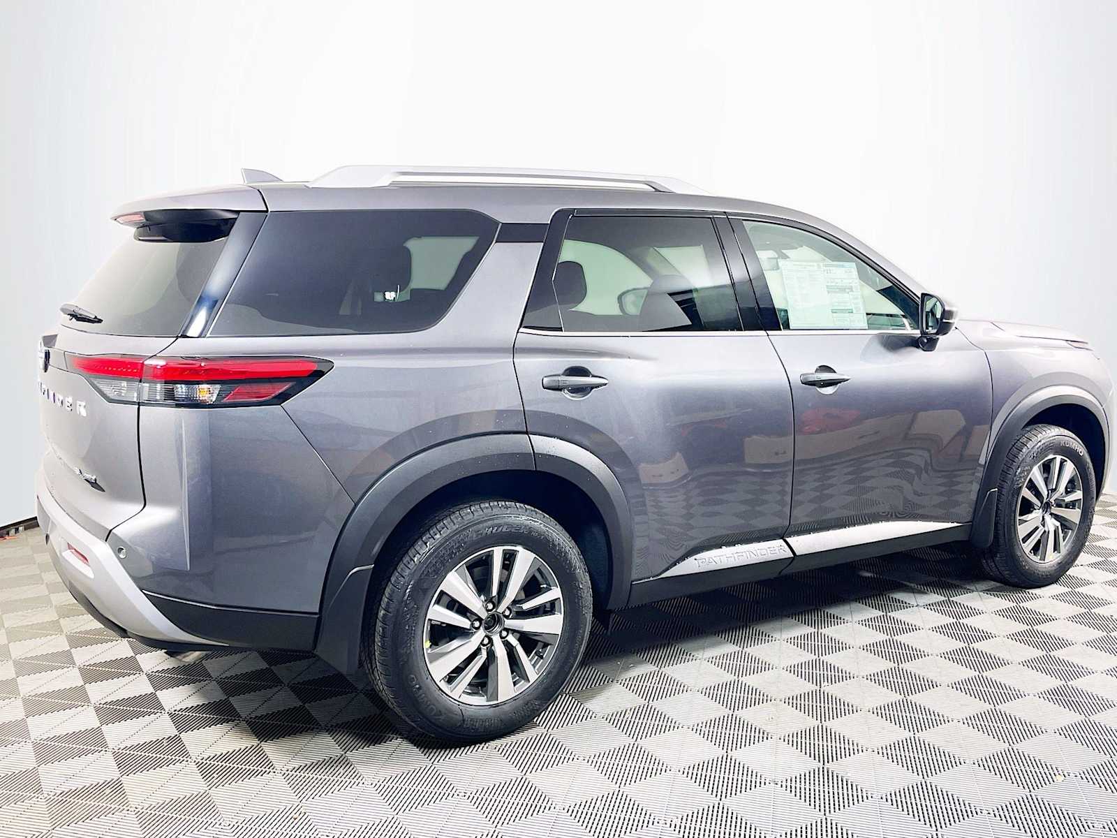 2025 Nissan Pathfinder SL photo 2