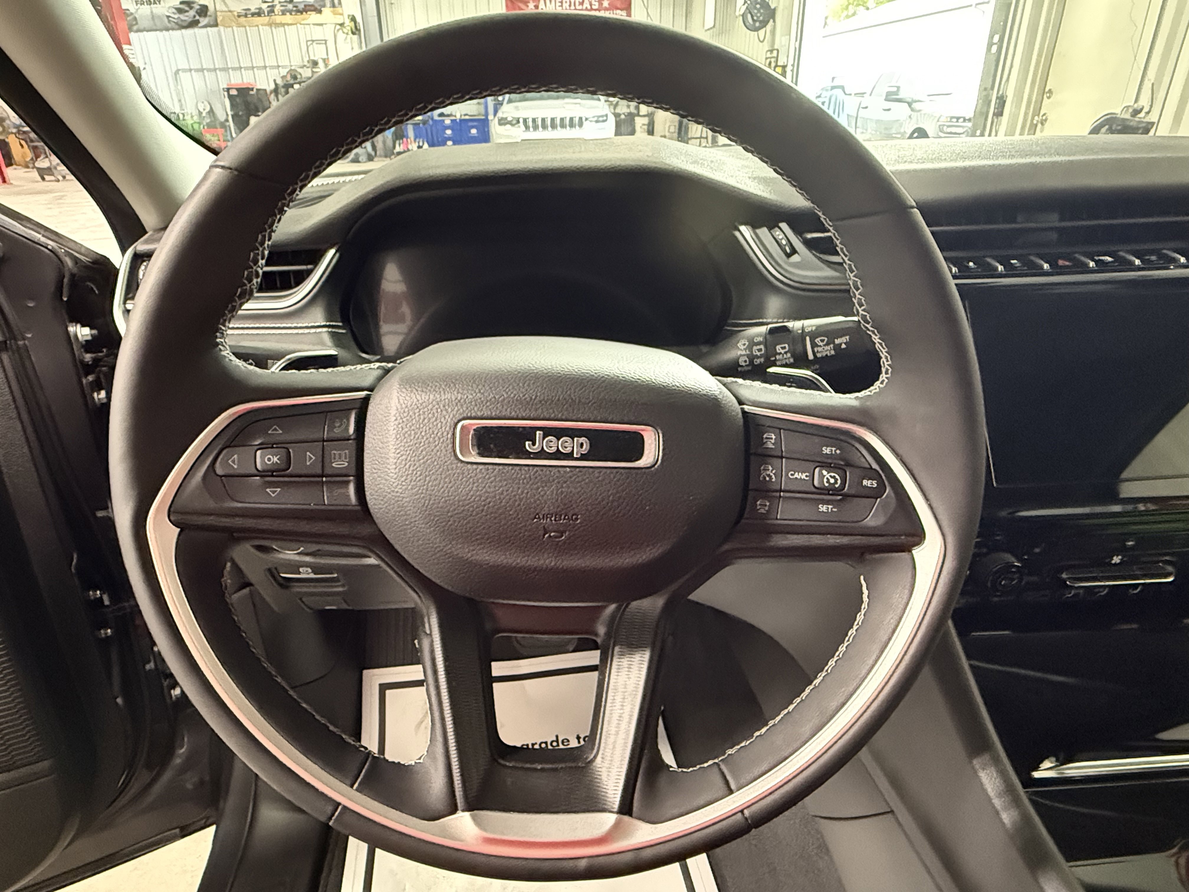 2023 Jeep Grand Cherokee Laredo Altitude photo 13