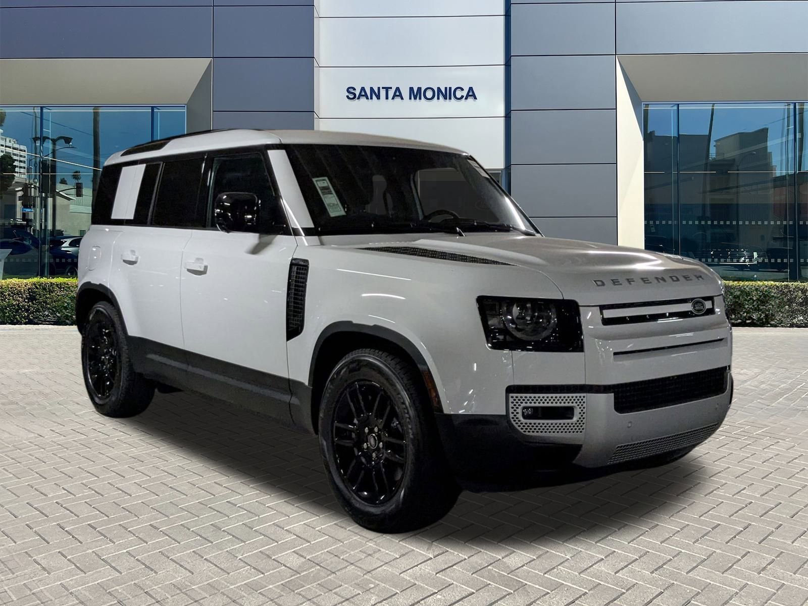 2025 Land Rover Defender 110 S photo 4