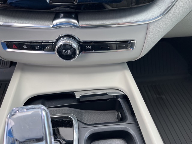 2025 Volvo XC60 B5 photo 17