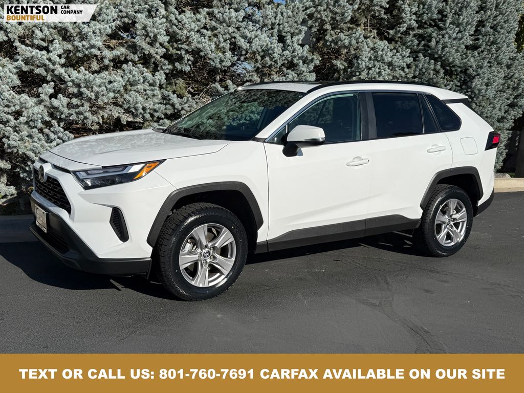 2024 Toyota RAV4 XLE's photo