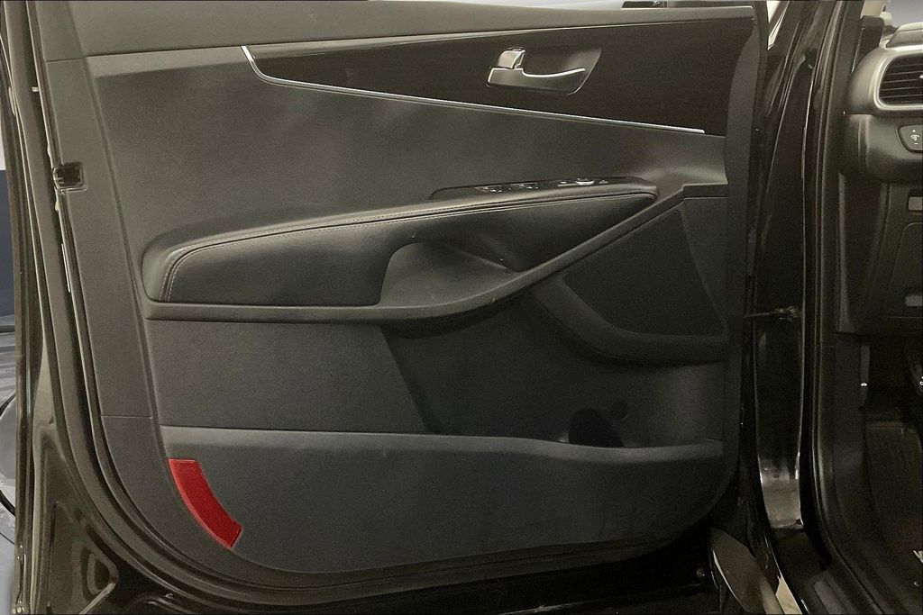 2020 Kia Sorento S photo 22