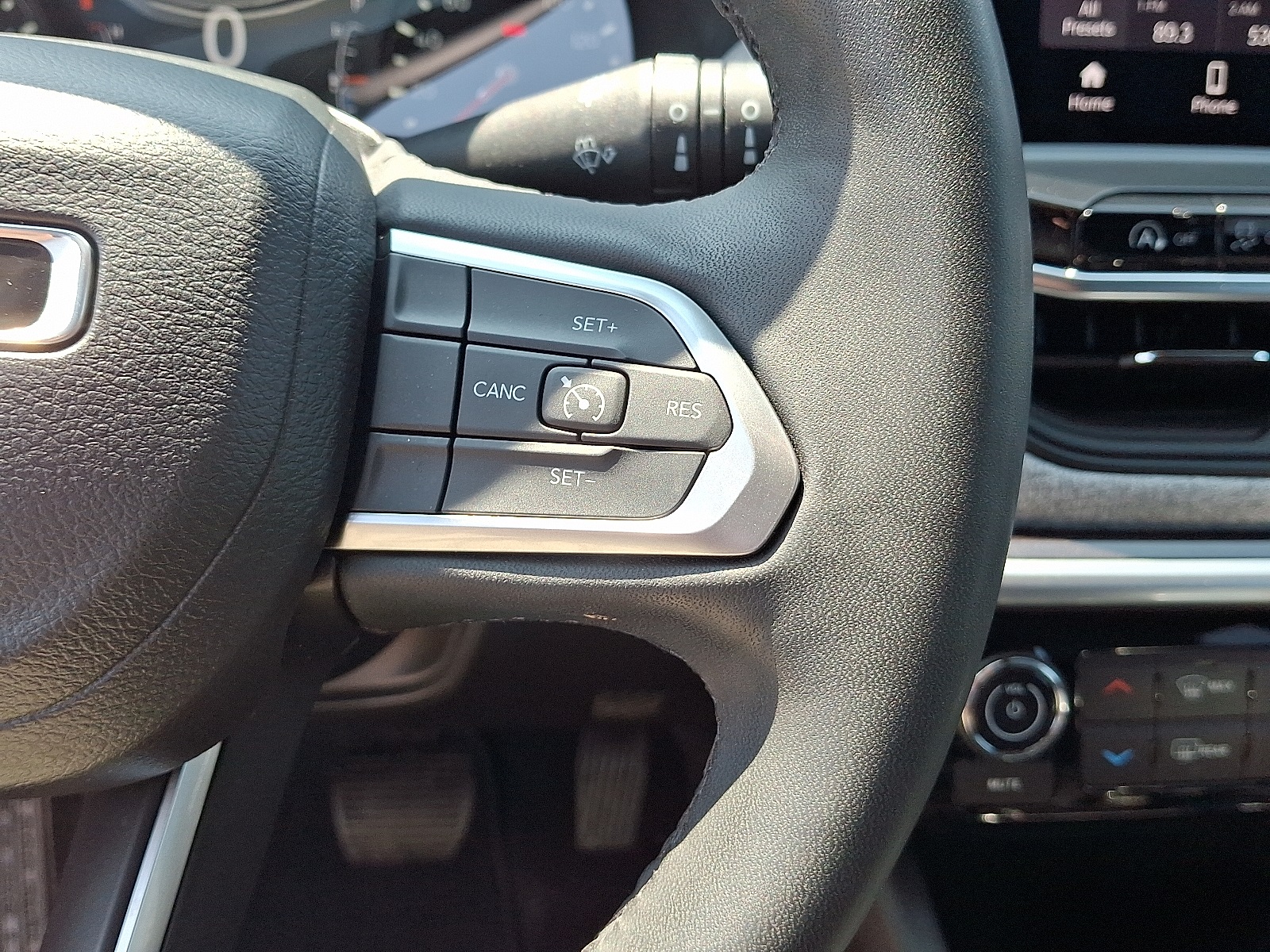 2023 Jeep Compass Latitude Lux photo 21