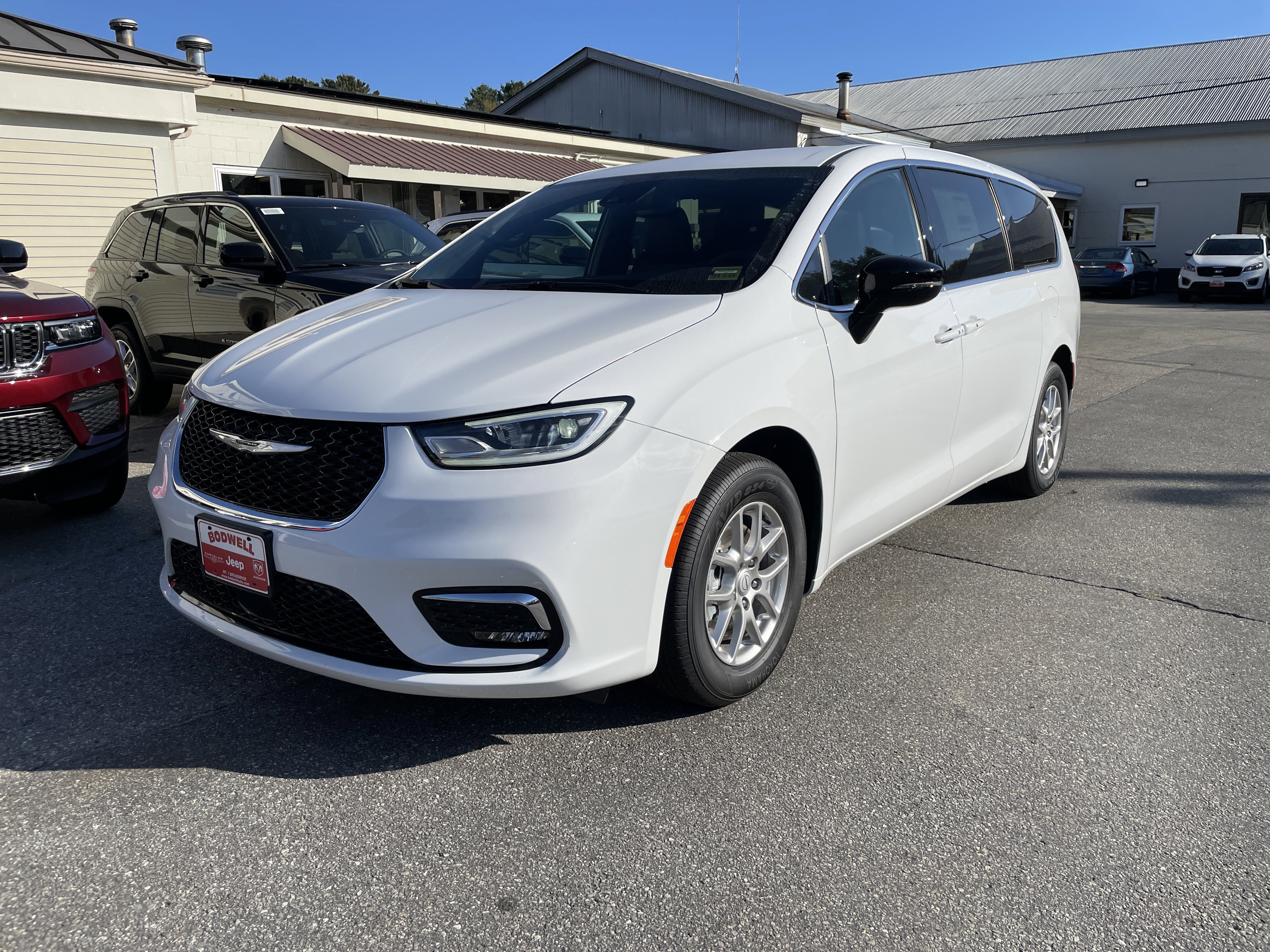 2026 Chrysler Pacifica Select's photo