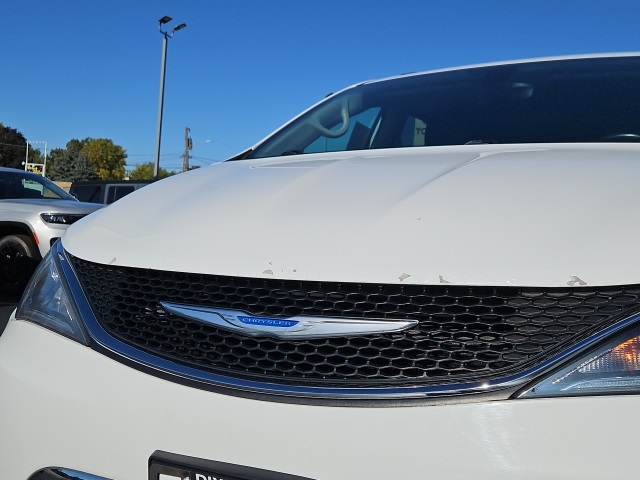 2018 Chrysler Pacifica Touring L photo 3