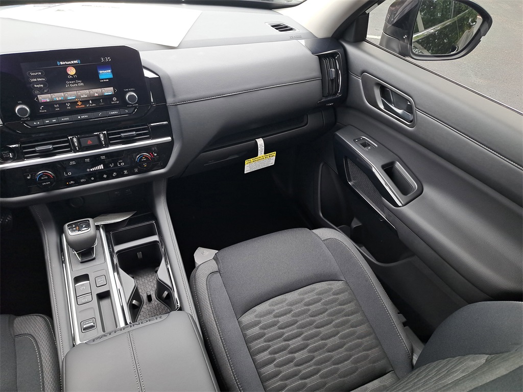 2025 Nissan Pathfinder SV photo 16