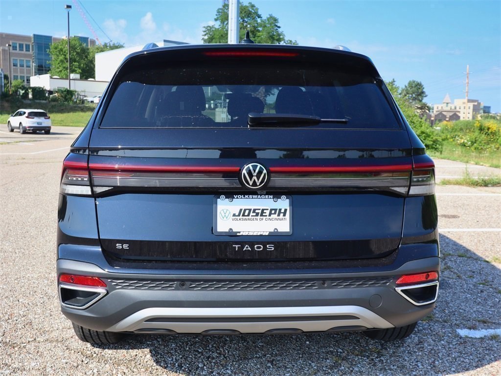 2025 Volkswagen Taos SE photo 4