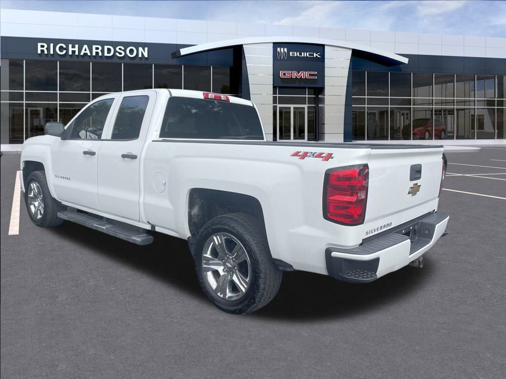 2018 Chevrolet Silverado 1500 Custom photo 3