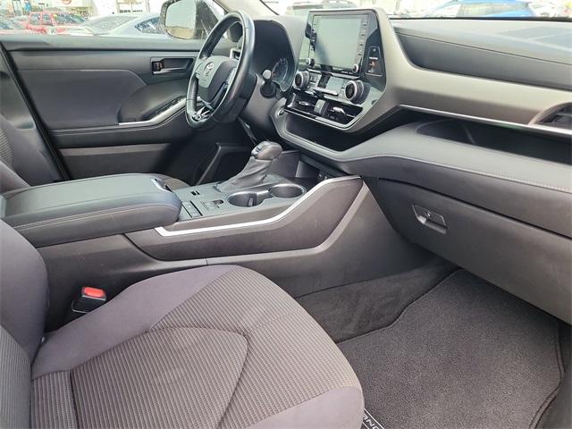 2021 Toyota Highlander LE photo 17