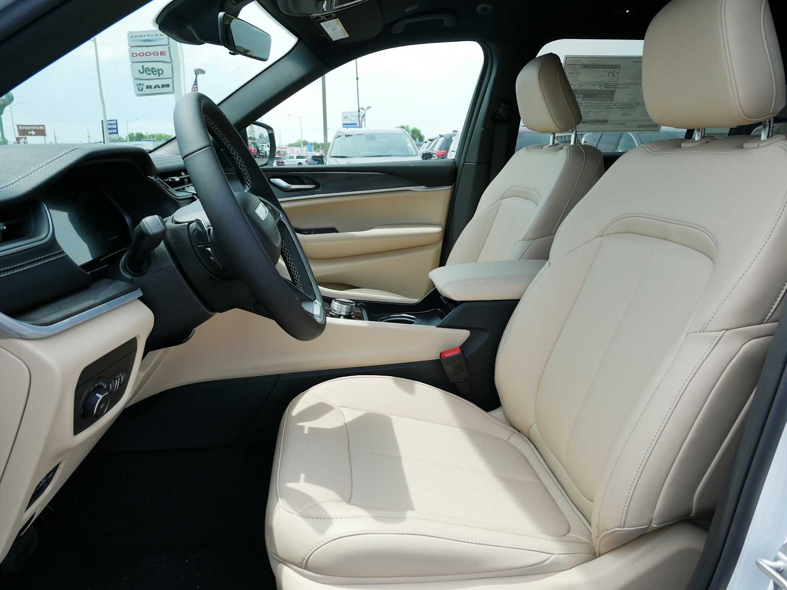 2025 Jeep Grand Cherokee Limited photo 9