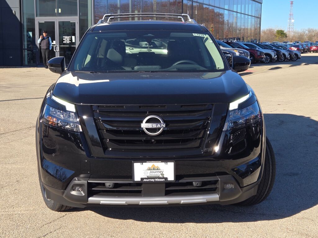 2025 Nissan Pathfinder Platinum photo 2