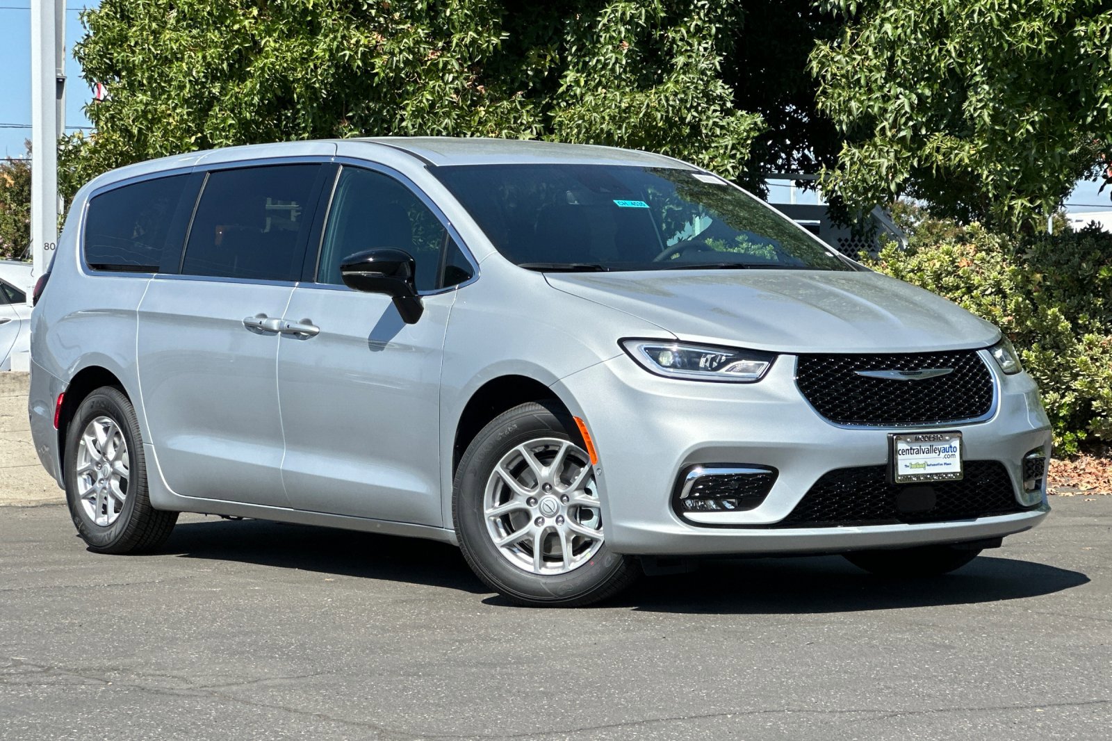 2026 Chrysler Pacifica photo 2