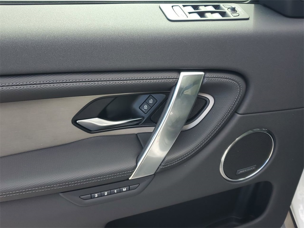 2025 Land Rover Discovery Sport SE photo 19