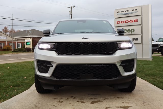 2025 Jeep Grand Cherokee Altitude photo 4