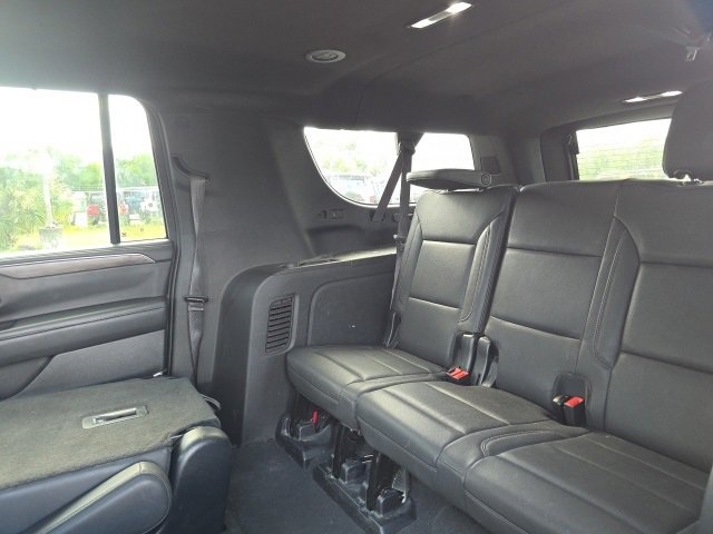 2022 Chevrolet Suburban LT photo 4