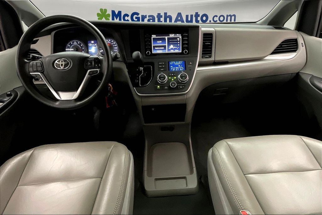 2020 Toyota Sienna L photo 15