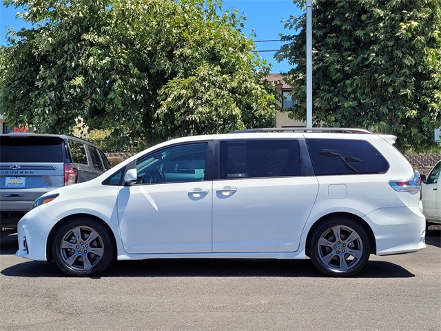 2020 Toyota Sienna SE photo 8