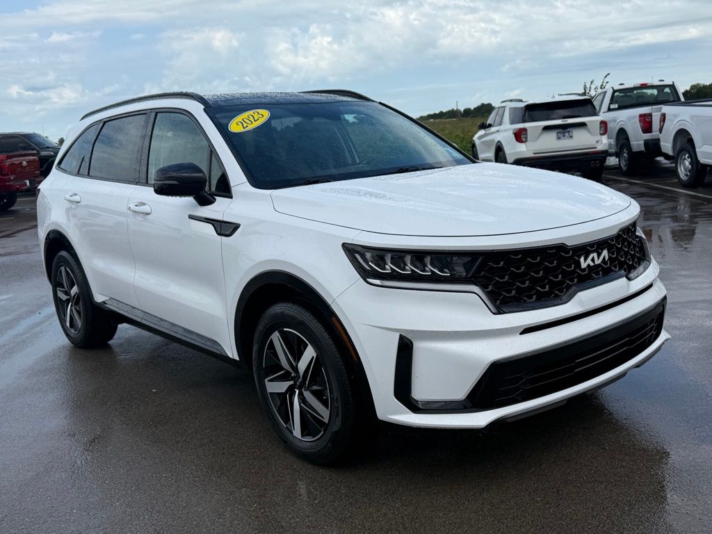 2023 Kia Sorento S photo 2