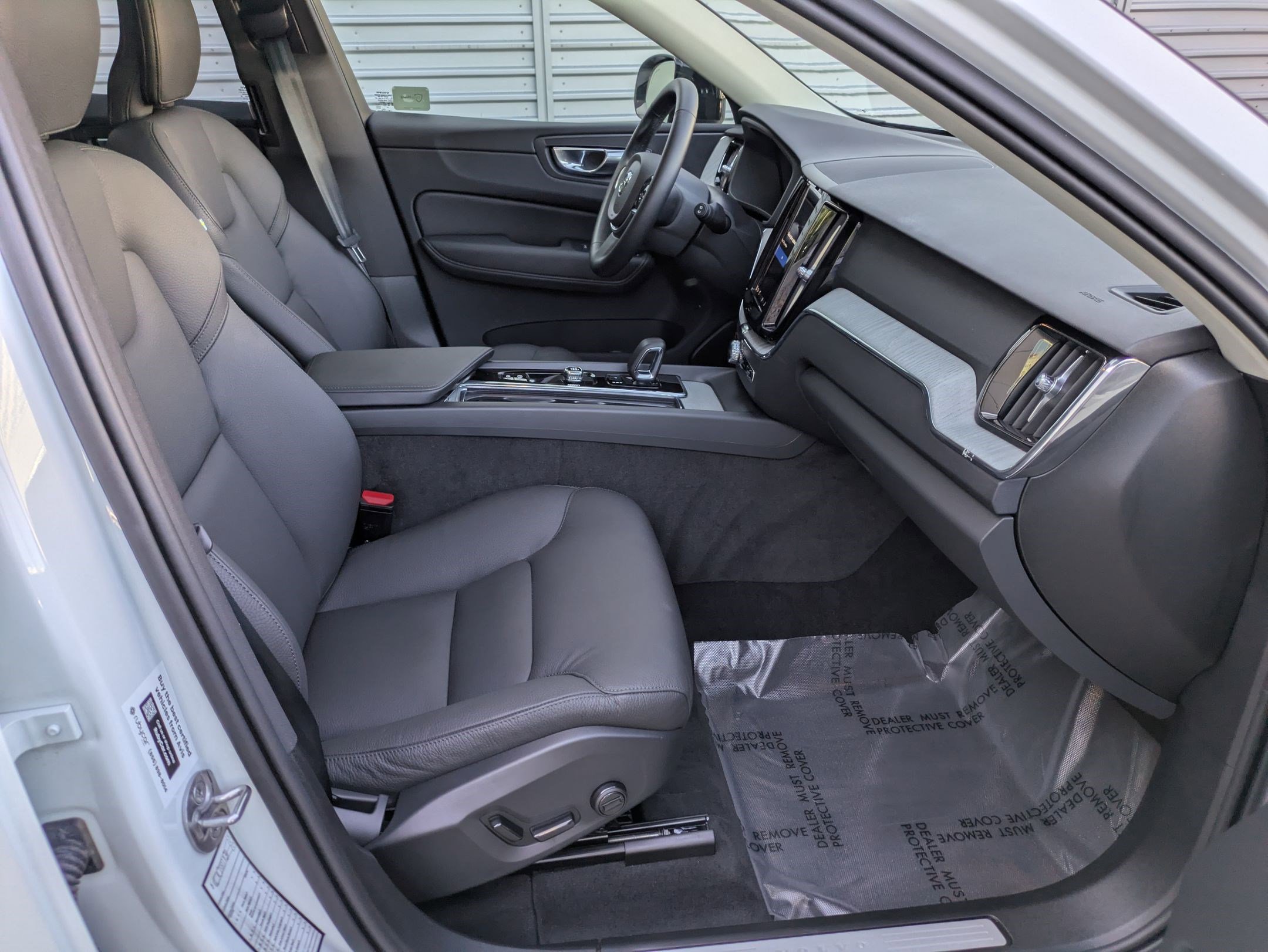 2025 Volvo XC60 Plus photo 32