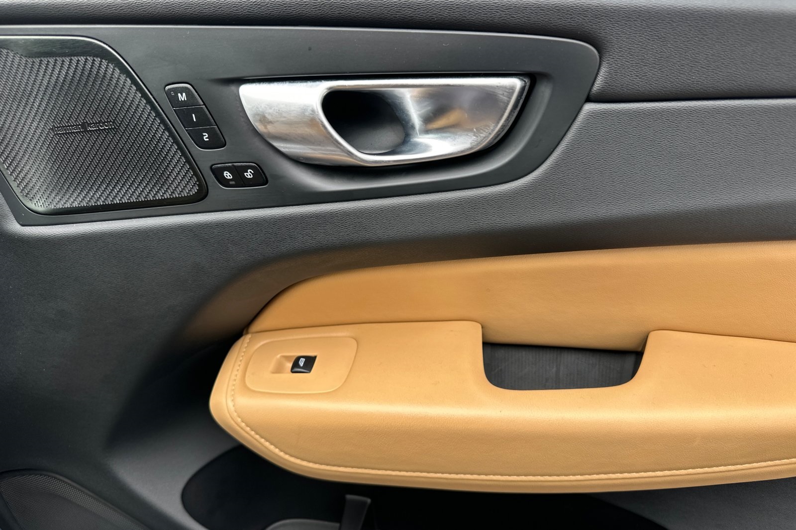 2023 Volvo XC60 B5 Ultimate photo 17