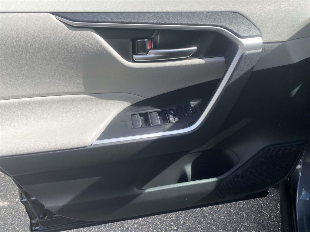 2025 Toyota RAV4 Hybrid XLE photo 8