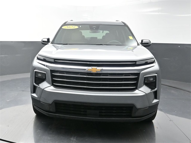 2025 Chevrolet Traverse photo 2
