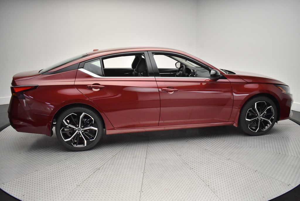 2025 Nissan Altima SR photo 4
