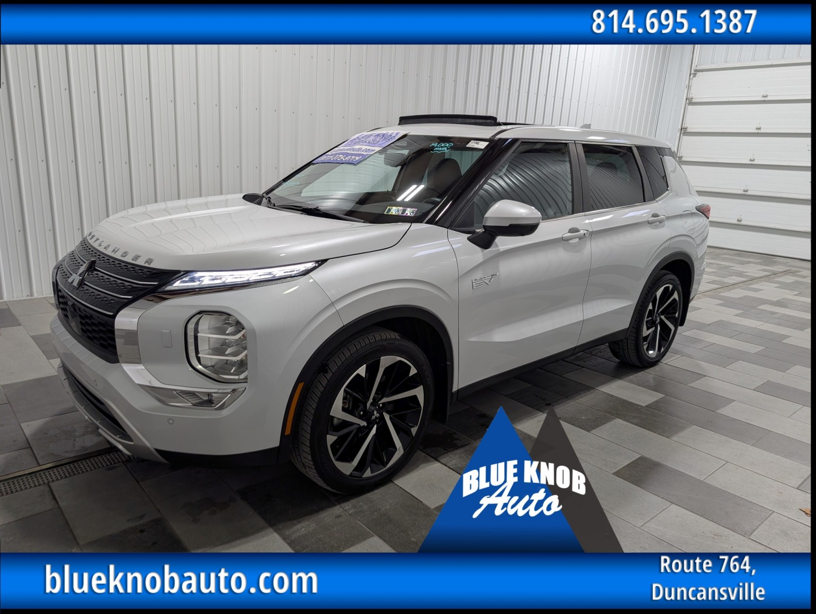 2023 Mitsubishi Outlander Plug-In Hybrid SE's photo