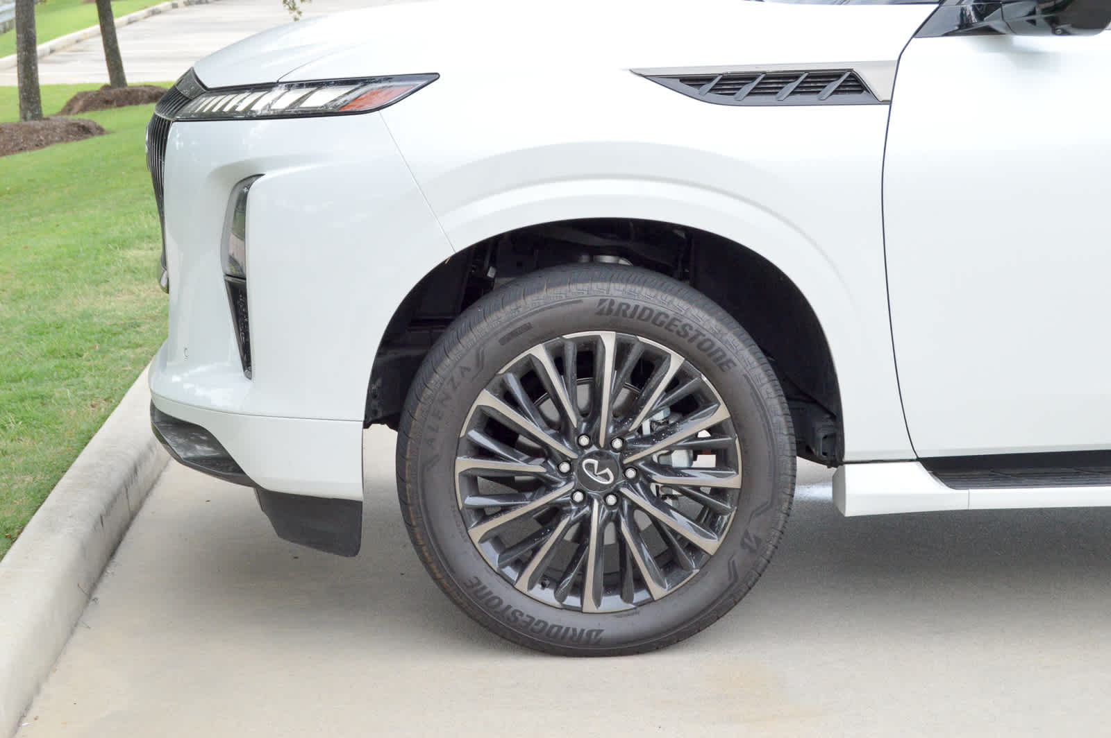 2025 Infiniti QX80 photo 7