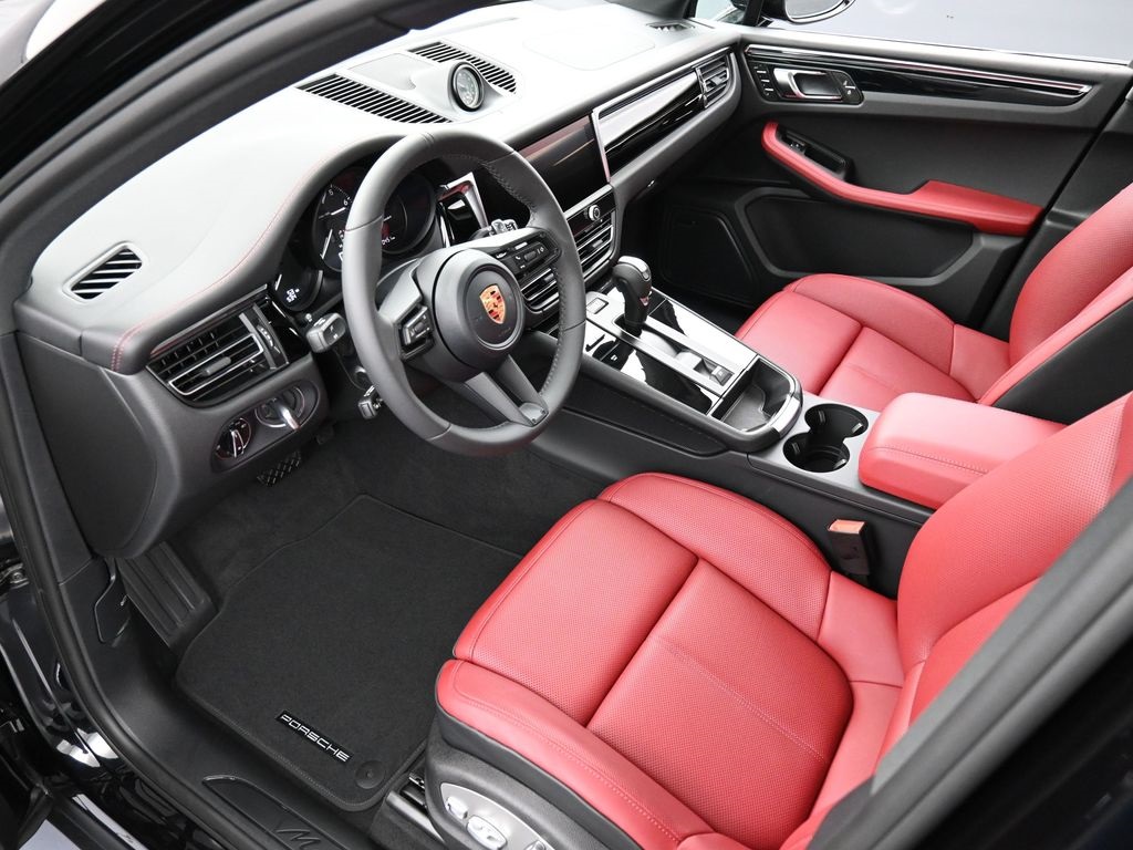 2025 Porsche Macan T photo 3