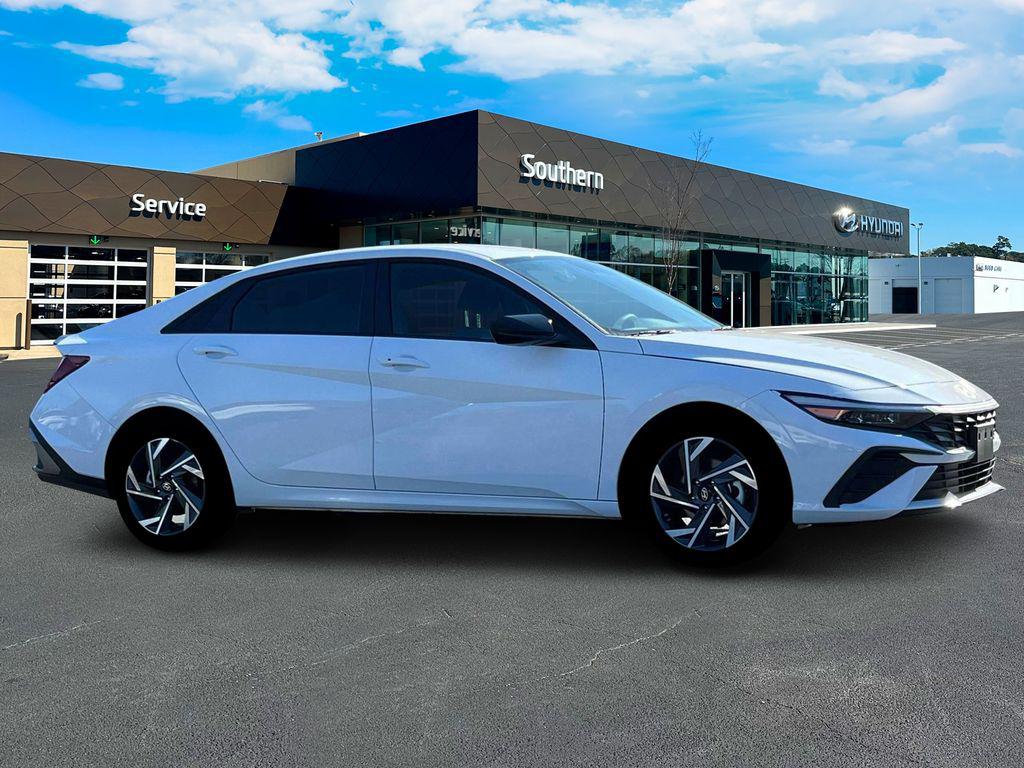 2025 Hyundai Elantra SEL Sport photo 10