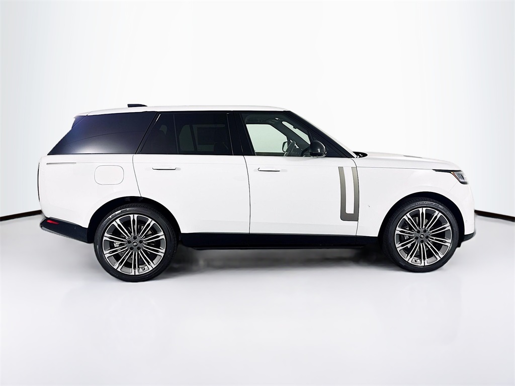 2025 Land Rover Range Rover SE photo 3