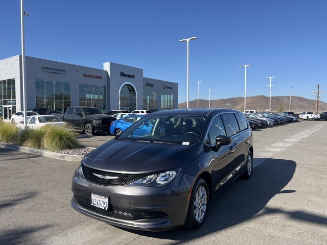2022 Chrysler Voyager LX photo 3