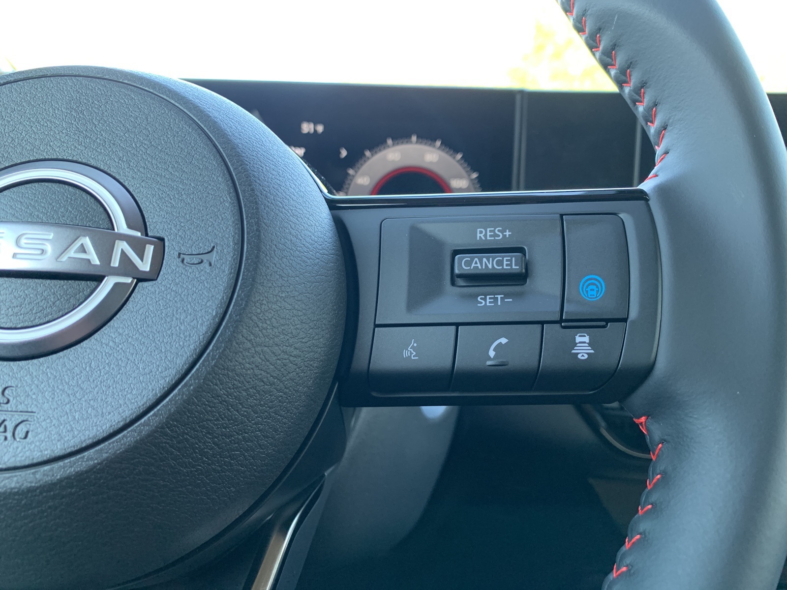 2025 Nissan Kicks SR photo 3