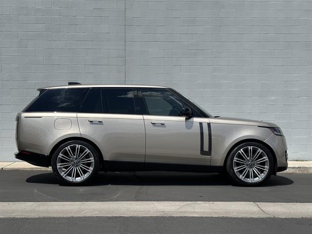2025 Land Rover Range Rover SE photo 3