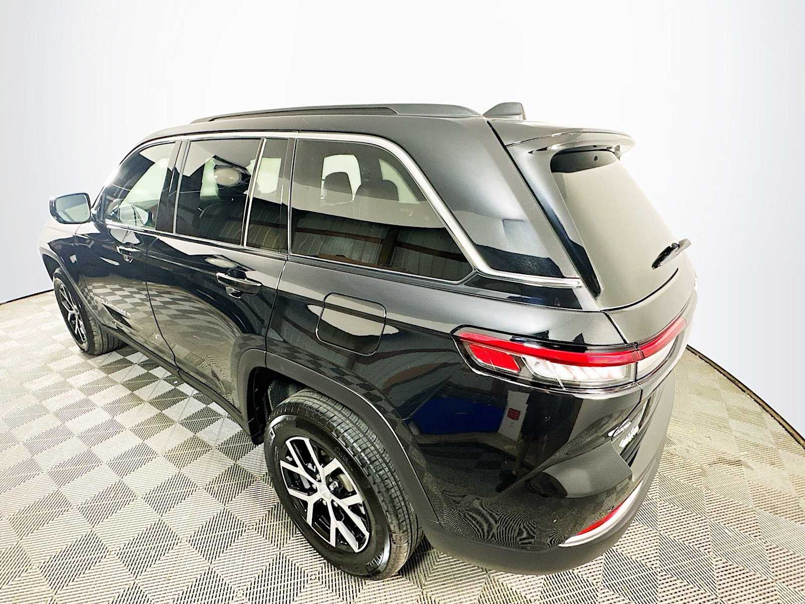 2025 Jeep Grand Cherokee Limited photo 4