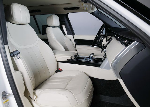 2023 Land Rover Range Rover SE photo 3