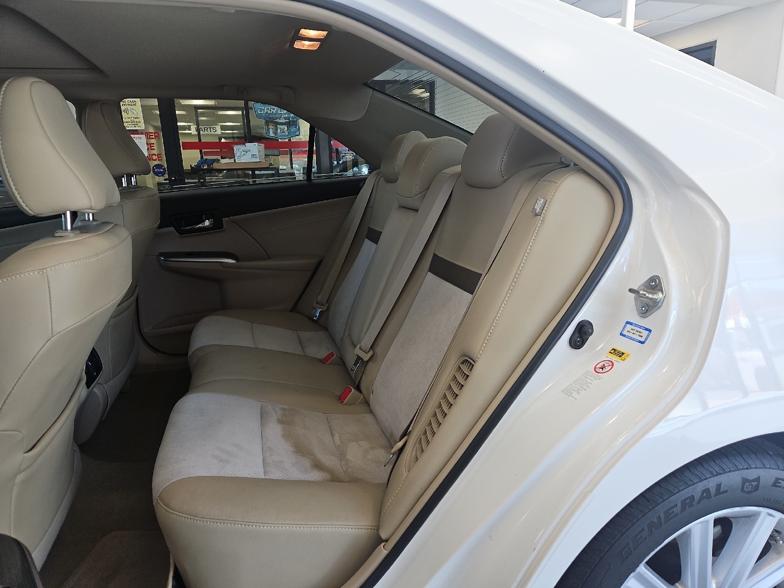 Used 2013 WHITE Toyota XLE image 19