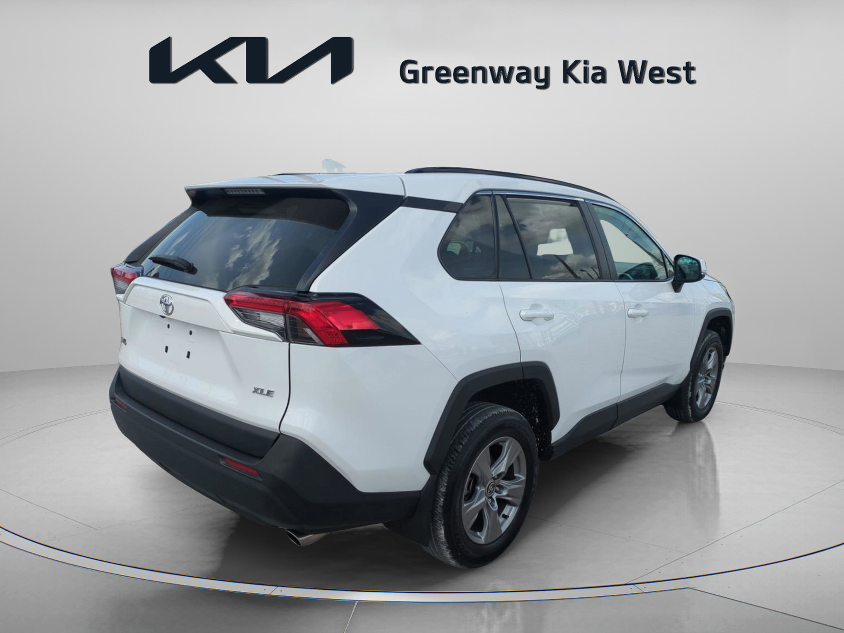 2024 Toyota RAV4 XLE photo 6