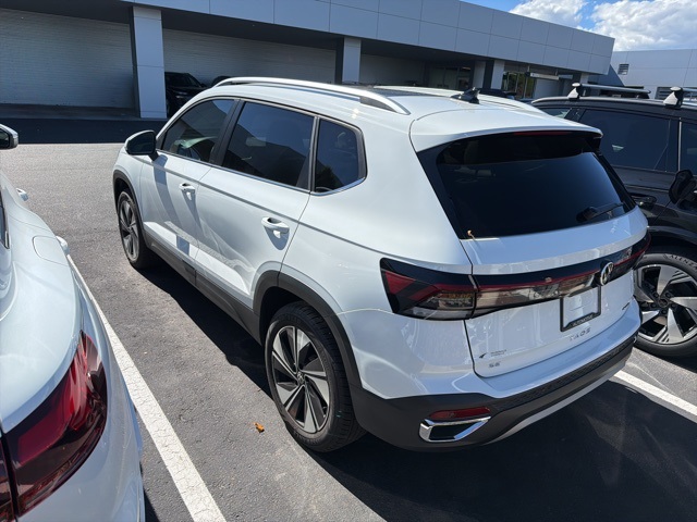 2025 Volkswagen Taos SE photo 2