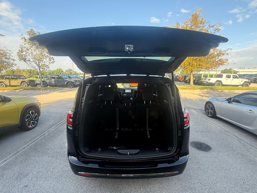 2026 Chrysler Pacifica photo 24