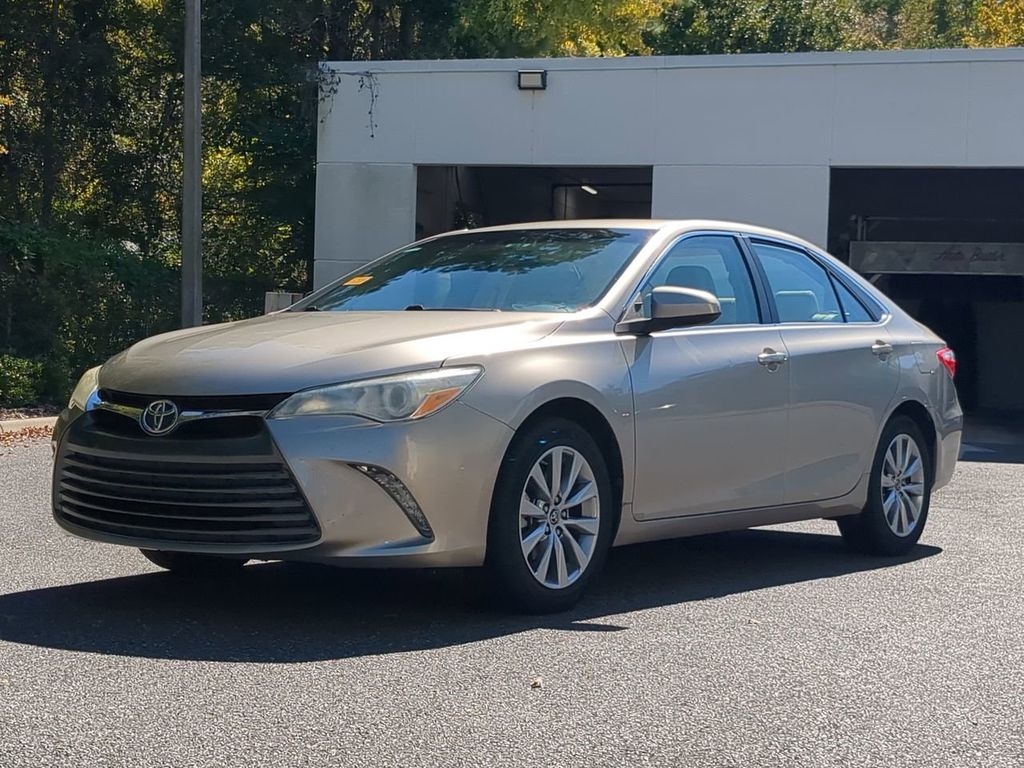 2016 Toyota Camry XLE's photo
