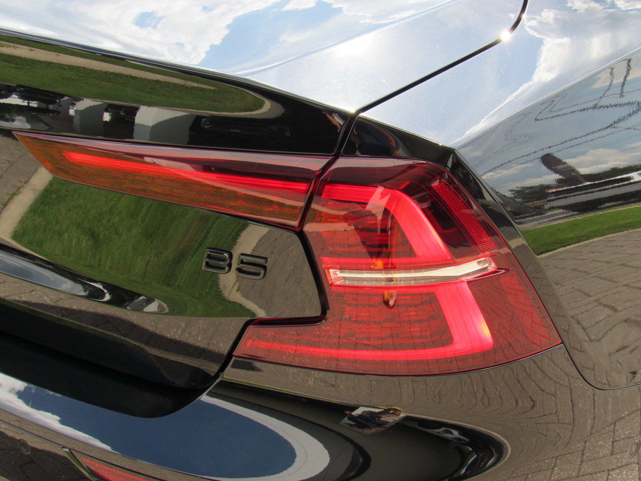 2023 Volvo S60 B5 Plus Black Edition photo 10
