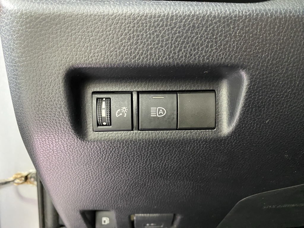 2020 Toyota RAV4 Hybrid XLE photo 13