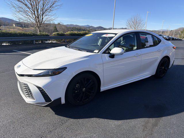 2025 Toyota Camry SE's photo