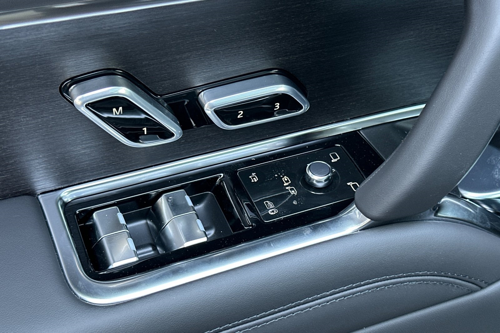 2025 Land Rover Range Rover SE photo 11