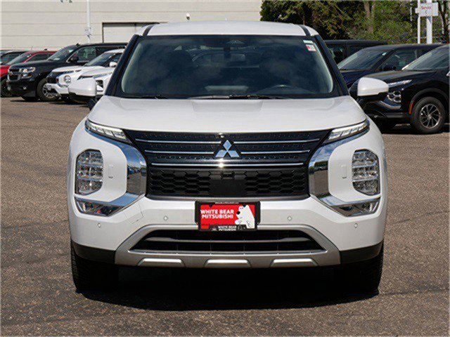 2023 Mitsubishi Outlander SE photo 2
